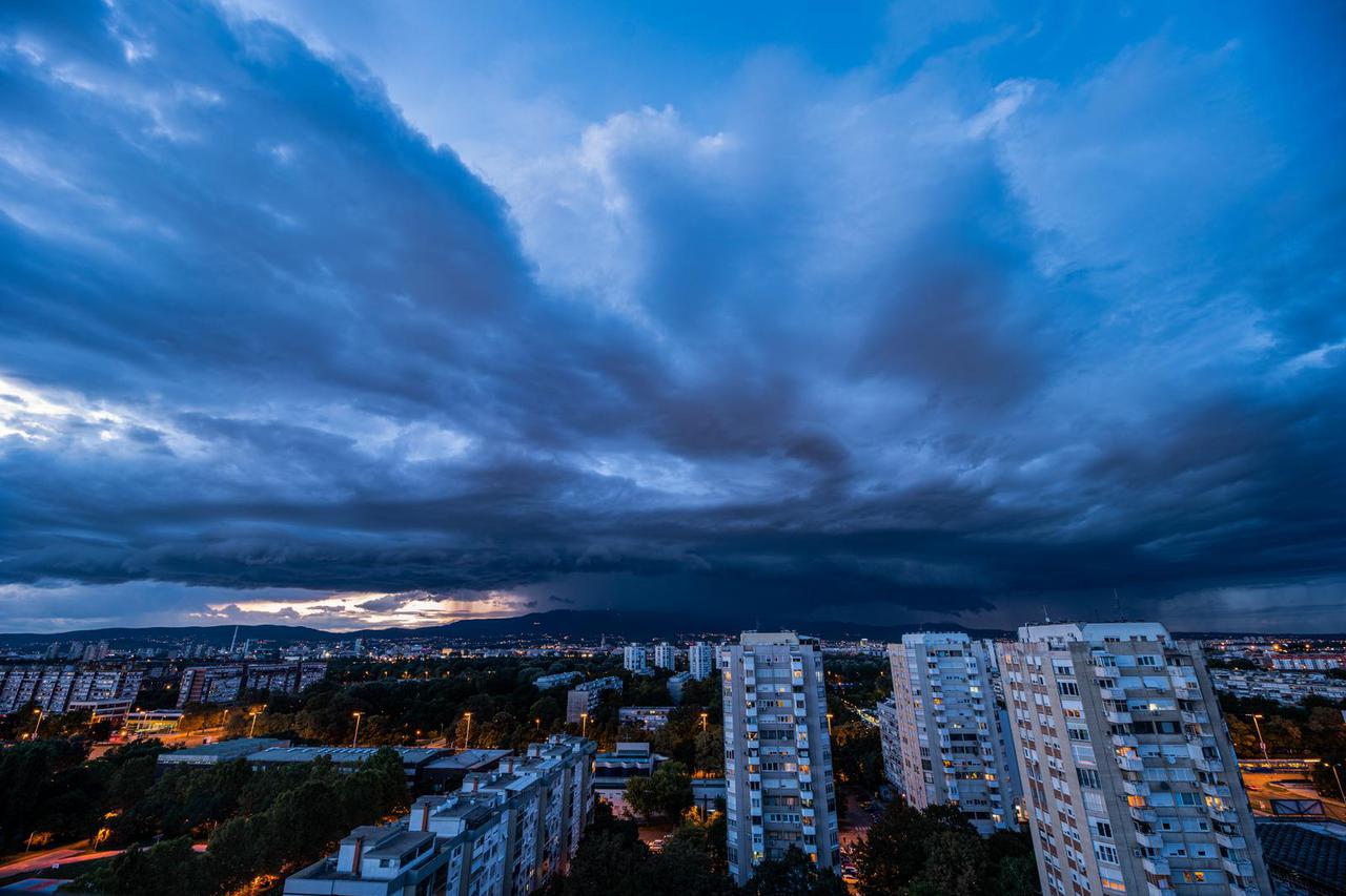 Munje i oblaci iznad Zagreba tijekom nevremena