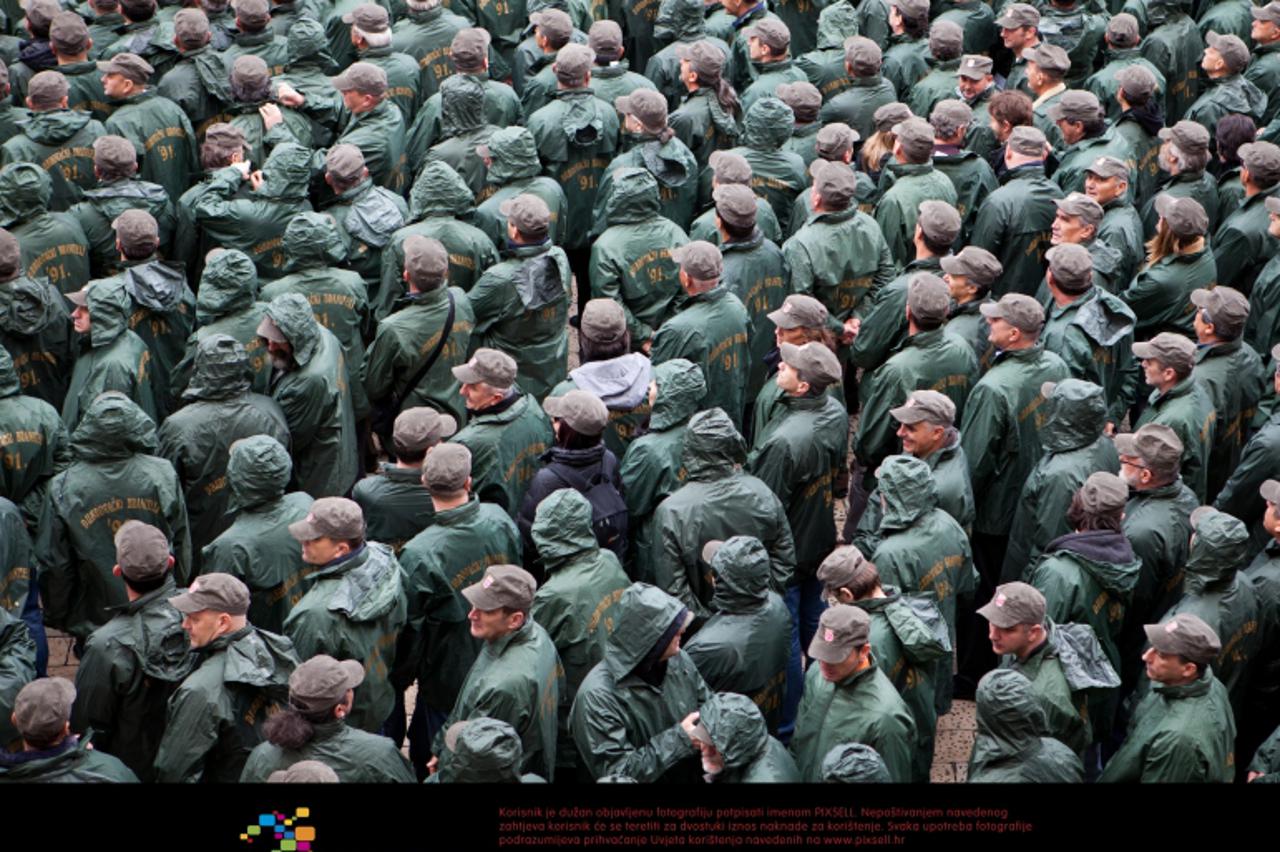 \'06.12.2011., Stradun, Dubrovnik - Ni kisa sto je pocela padati upravo u trenutku postrojavanja dubrovackih branitelja iz 1991. ispred crkve sv. Vlaha, nije omela branitelje u svecanom mimohodu obilj