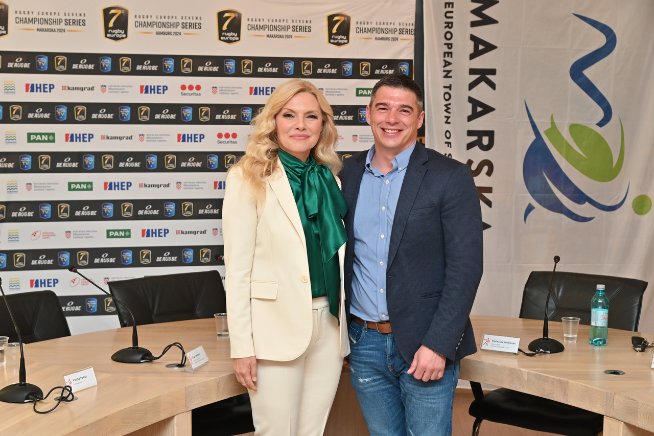 Vlatka Pokos s novim dečkom Većeslavom Holjevcem pozirala u gradskoj vijećnici u Makarskoj 