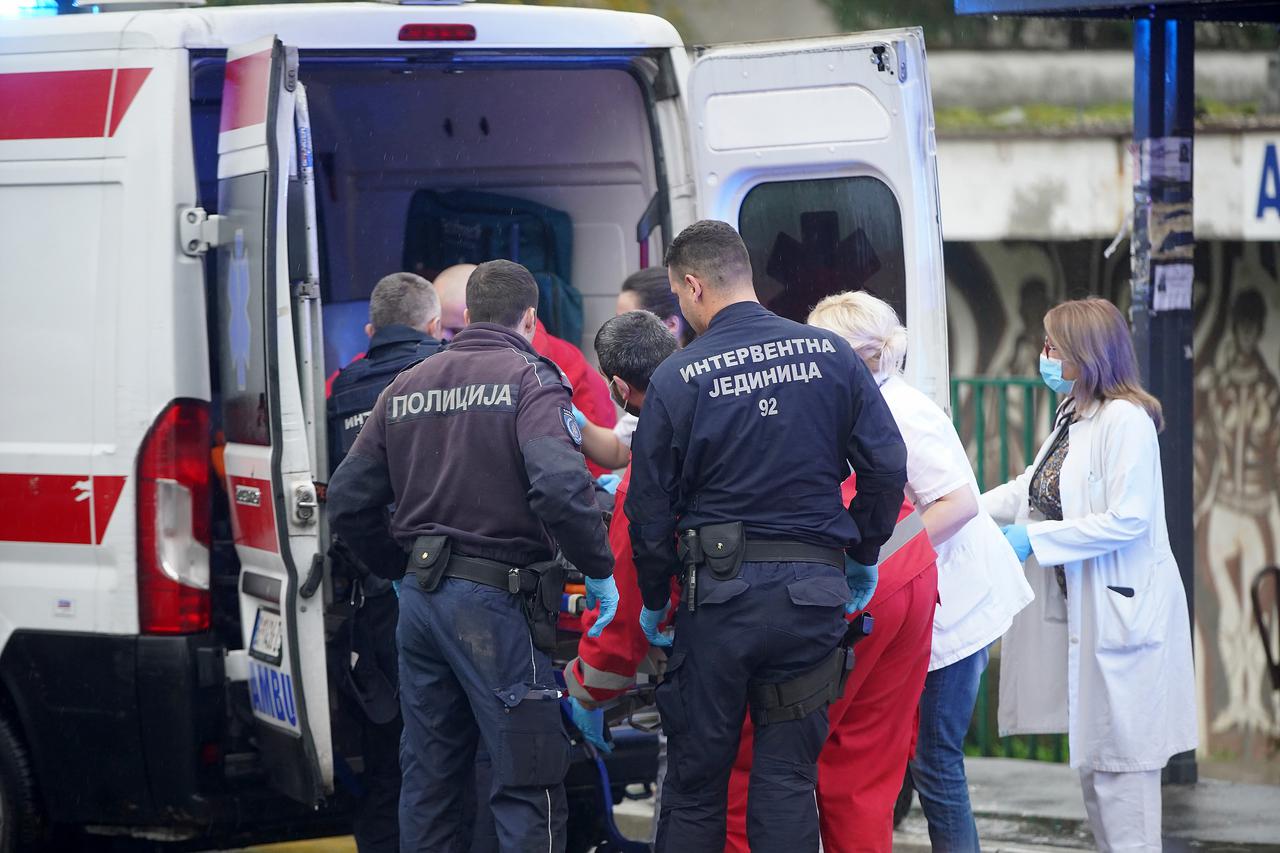 Sremčica: Policajac koji je izboden nožem tijekom intervencije prevezen je u bolnicu