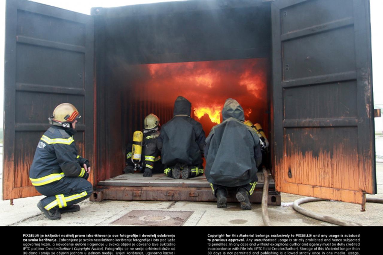 '13.03.2013., Varazdin -  Djelatnici Javne vatrogasne postojbe na obuci u simulatoru plamenih udara. Photo: Marko Jurinec/PIXSELL'