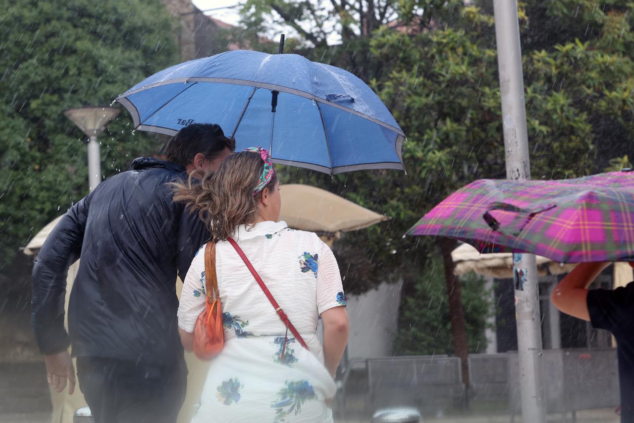 Split: Jak pljusak iznenadio je neke prolaznike