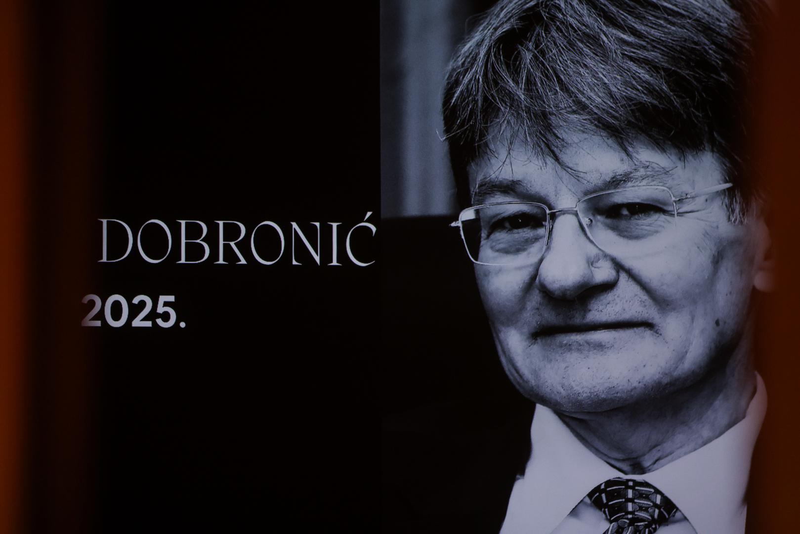 Vrhovni sud održao je u ponedjeljak u Koncertnoj dvorani Vatroslav Lisinski komemoraciju za preminulog predsjednika Vrhovnog suda Radovana Dobronića.