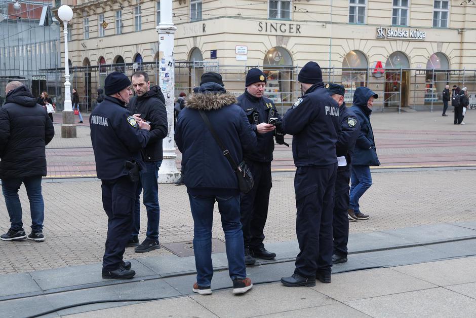Policija na Trgu bana Josipa Jekačića uoči organiziranog dočeka brončanih rukometaša