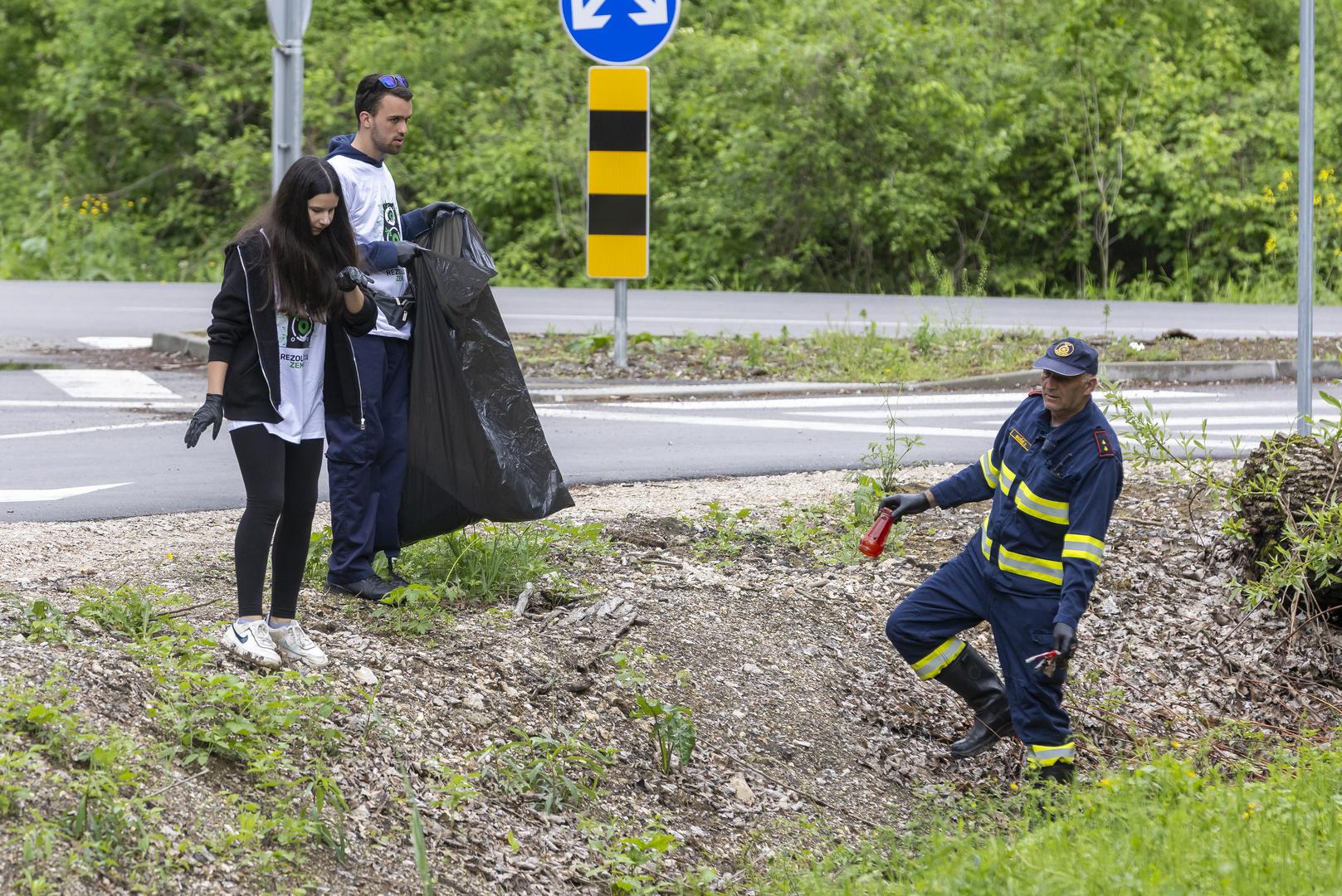 26.04.2025., Bosnjaci - Rezolucija Zemlja 2025 -  Savjet mladih Opcine Bosnjaci i DVD Bosnjaci u akciji ciscenja smeca. Photo: Davor Javorovic/PIXSELL