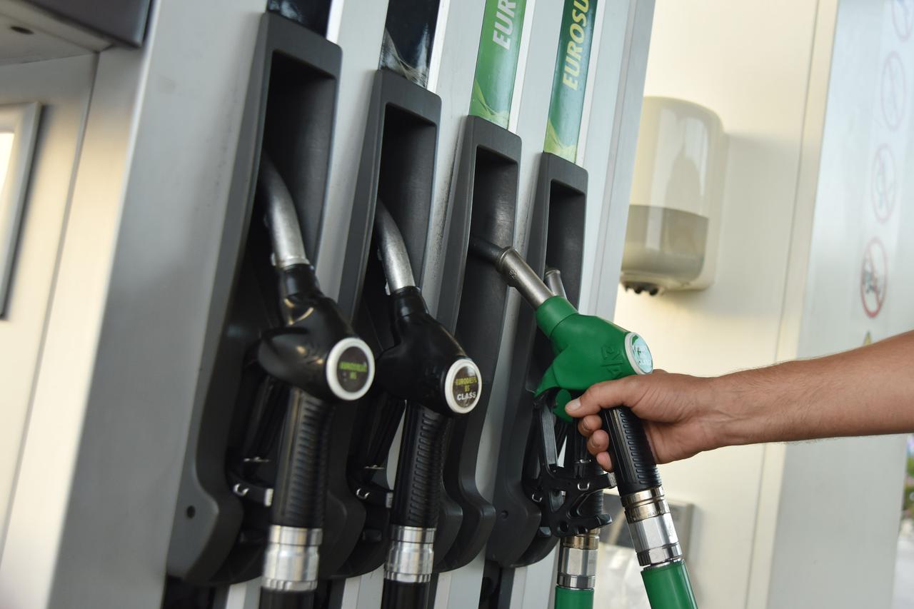 01.09.2015., Sibenik - Cijene naftnih derivata na benzinskim postajama pale su sirom Hrvatske seti tjedan za redom. Na nekim postajama cijena eurosupera pala je ispod 9 kuna. Photo: Hrvoje Jelavic/PIXSELL