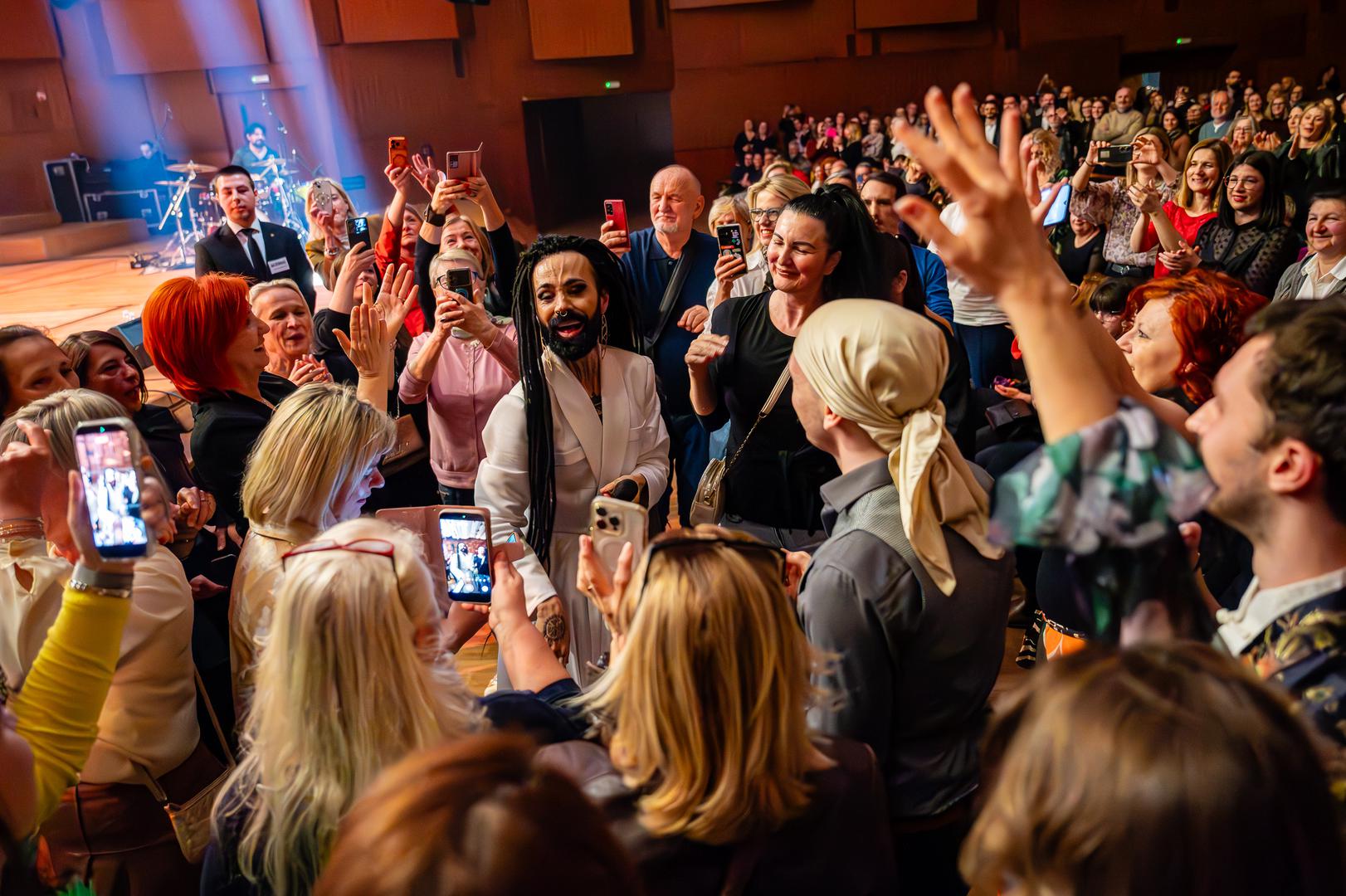Jedan od najupečatljivijih trenutaka večeri dogodio se kada je umjetnik sišao među publiku i zaplesao s okupljenima. Dvorana je eruptirala u oduševljenju – publika je ustala, pjevala, snimala i dijelila trenutak zajedničke radosti.