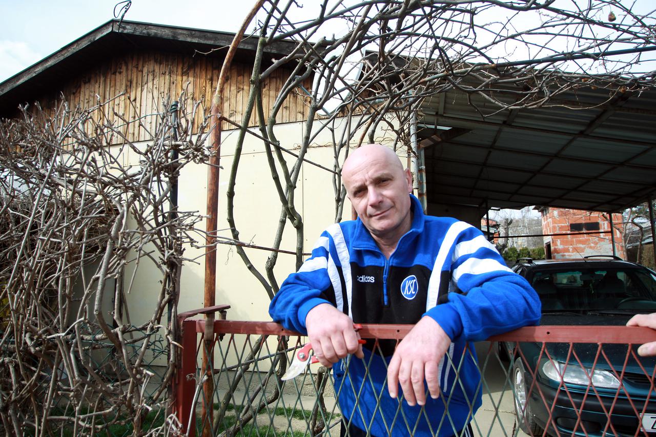 27.05.2014.,Zagreb - Novi Retkovec, prica o stanovnicima koji su tamo doseljeni 1960. nakon poplave samo privremeno, a ostali trajno. Davor Magic ispred scoje kuce. Photo: Goran Jakus/PIXSELL