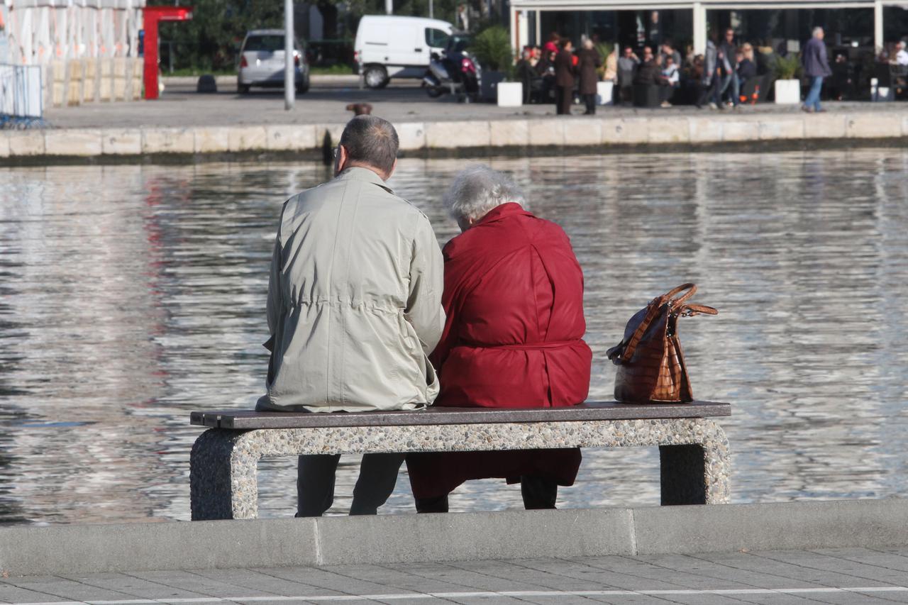 Rijeka: Umirovljenici uživaju u jesenskom suncu na klupici