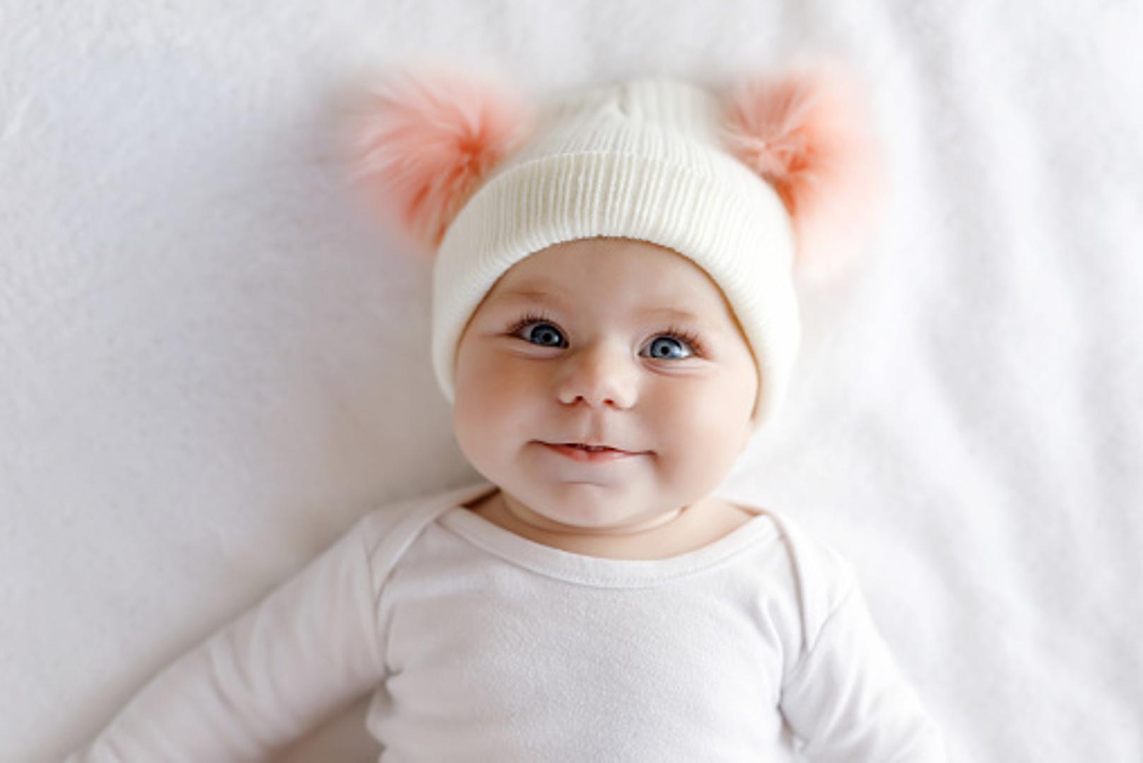 Stavljajte bebi kapu na glavu kako ne bi imala klempave uši - Konstantno nošenje kape kod male djece može dovesti do "pregrijavanja" tijela, što svakako želite izbjeći ako pazite na djetetovo zdravlje, a klempavost nema veze s nošenjem kape već s genetikom.