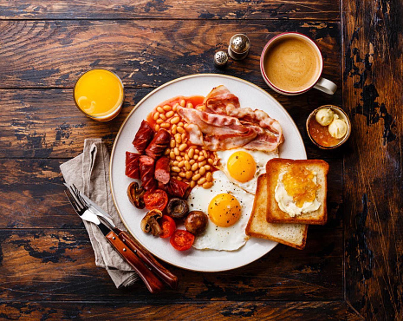Engleska - Poznati engleski doručak najčešće sadrži sadrži jaja (220 kcal), kruh (100 kcal), pečenu slaninu (350 kcal) i grah (160 kcal). U prosjeku oko 830 kalorija. 