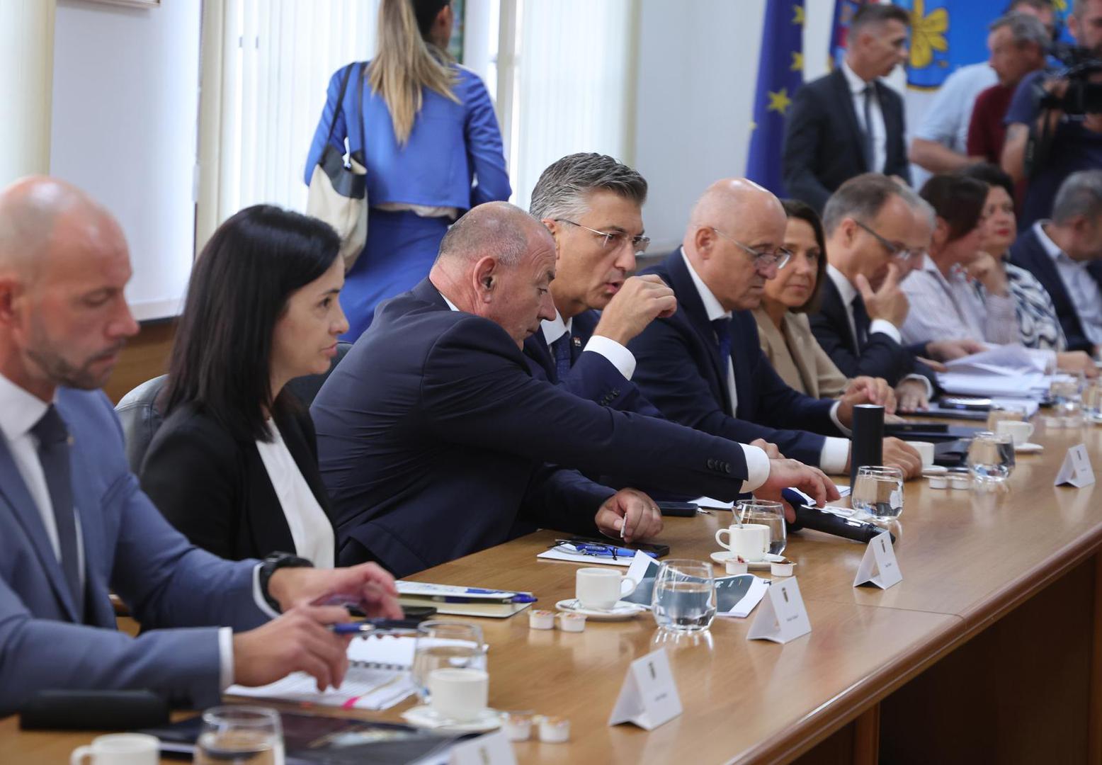"Što se tiče zdravstvene situacije, voda iz javne vodoopskrbe zdravstveno je ispravna i sigurna za piće. To naglašavam zbog zabrinutosti ljudi. Građani mogu koristiti vodu iz javne vodoopskrbe, a pojačano praćenje će se nastaviti. Kada je riječ o kaznenom dijelu slučaja, on traje. Svi su angažirani, vodi se kazneni postupak", dodao je Plenković te ustvrdio: "Razumijemo zabrinutost."