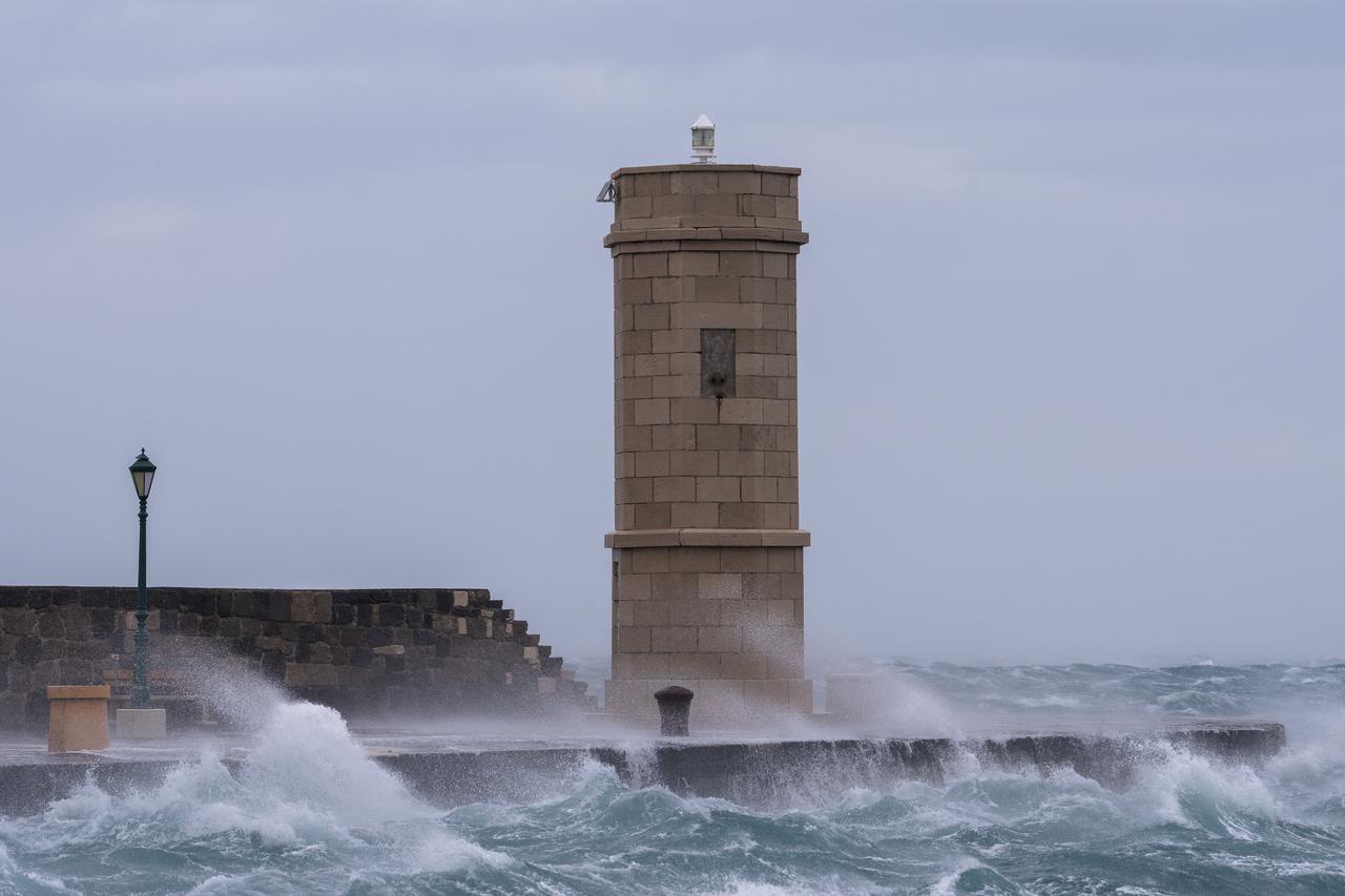 Senj: Jaka bura zatvorila za sav promet Jadransku magistralu (DC8) između Senja i Svete Marije Magdalene
