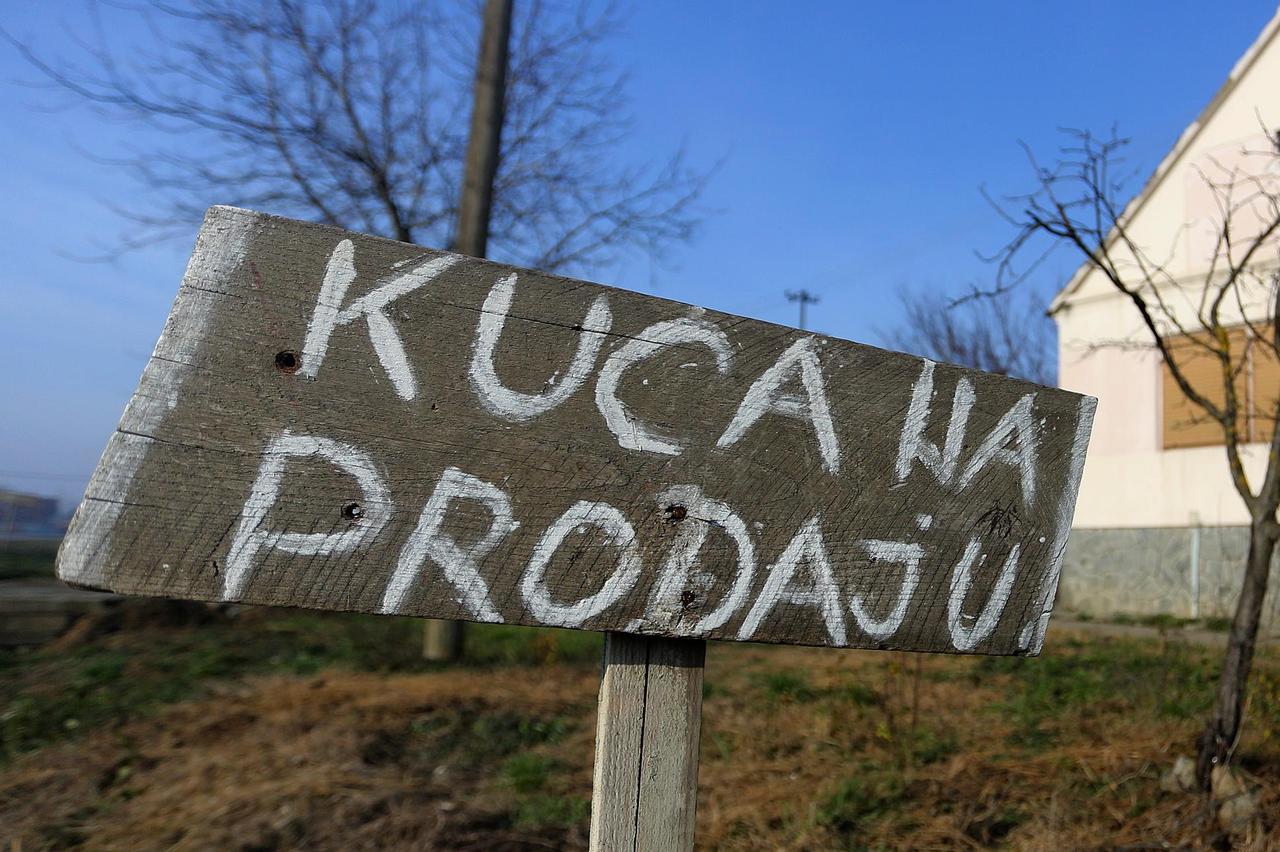 14.01.2014., Slavonija - Zbog sve losijeg stanja i teskog zivota na selu, mladi seljaci i njihove obitelji napustaju selo i sele u gradove. Okolna sela na putu iz Osijeka prema Djakovu gotovo su potpuno napustena Photo: Marko Mrkonjic/PIXSELL