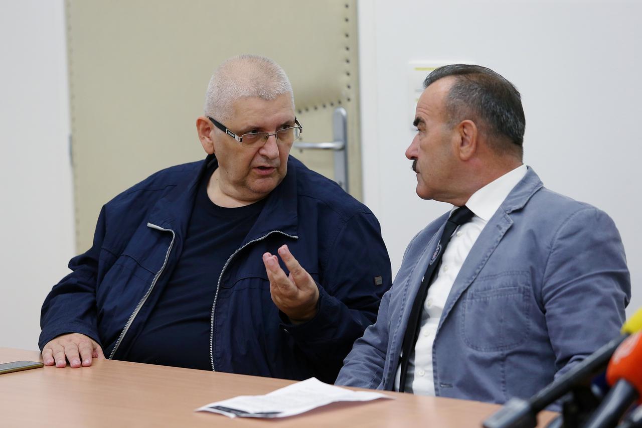 Zagreb: HOS-ovci održali konferenciju vezano uz spomen ploču u Jasenovcu