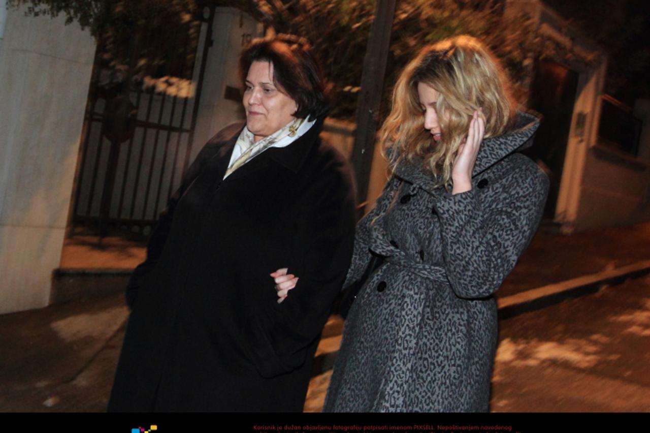 \'10.12.2010.,Zagreb - Mirjana i Bruna Sanader izlaze iz  obiteljske kuce u Kozarcevoj ulici. Odsetale su u nepoznatom smjeru.  Photo: Zeljko Lukunic/PIXSELL\'