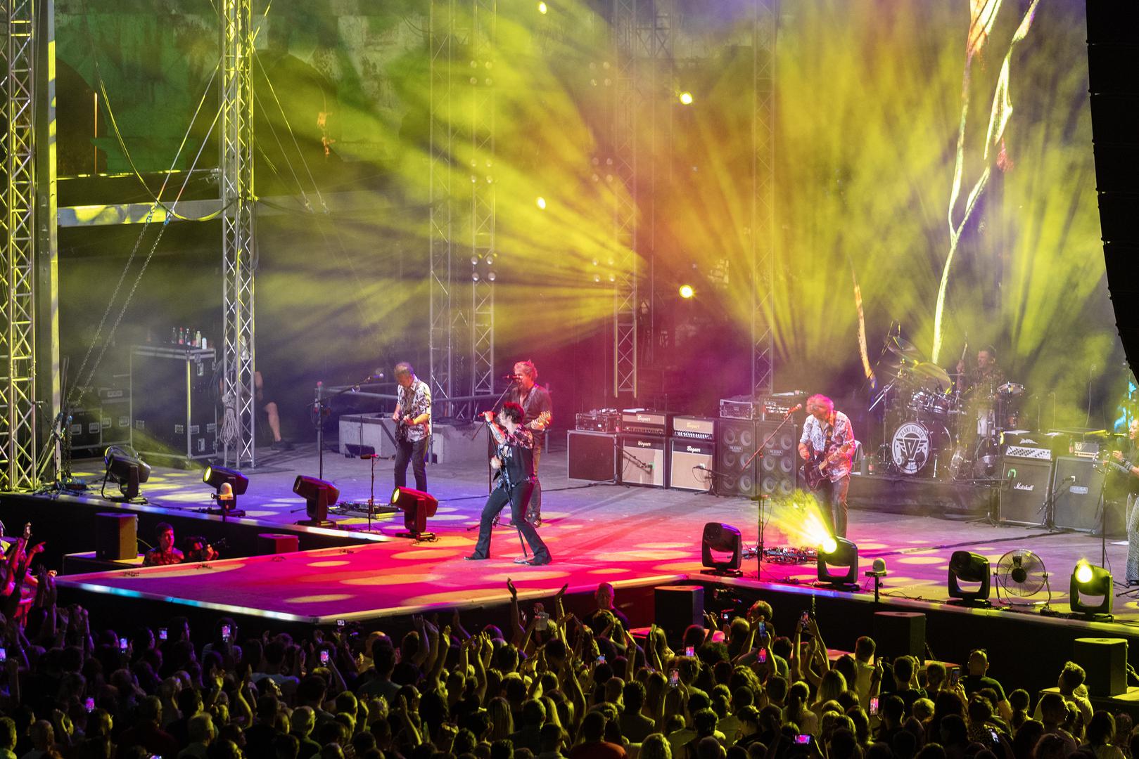 U pulsku Arenu stigli su na krilima dva rasprodana open-air koncerta na šibenskoj Tvrđavi sv. Mihovila, a upravo im je sinoćnji nastup bio najveći samostalni open-air koncert ovogodišnje turneje “50” te treći po redu u ovom jedinstvenom povijesnom prostoru.