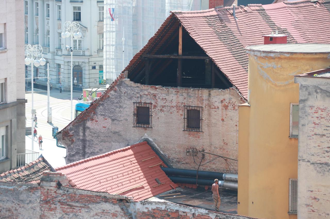 Zagreb: Pogled na krov koji je obložen samo s daskama i na krov koji još nije saniran od potresa