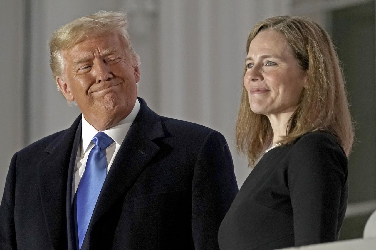 Barrett Takes the Constitution Oath at the White House