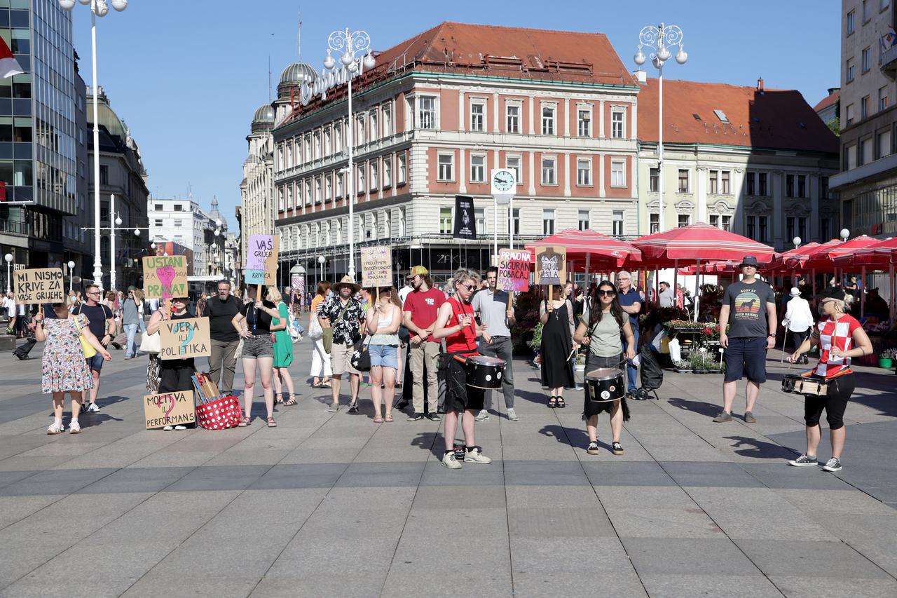 Zagreb: Prosvjednici protiv molitelja na glavnom trgu 
