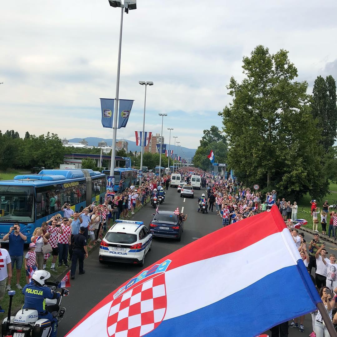 Mario Mandžukić zabilježio je trenutak na putu prema Trgu bana Jelačića dok im mnoštvo skandira.