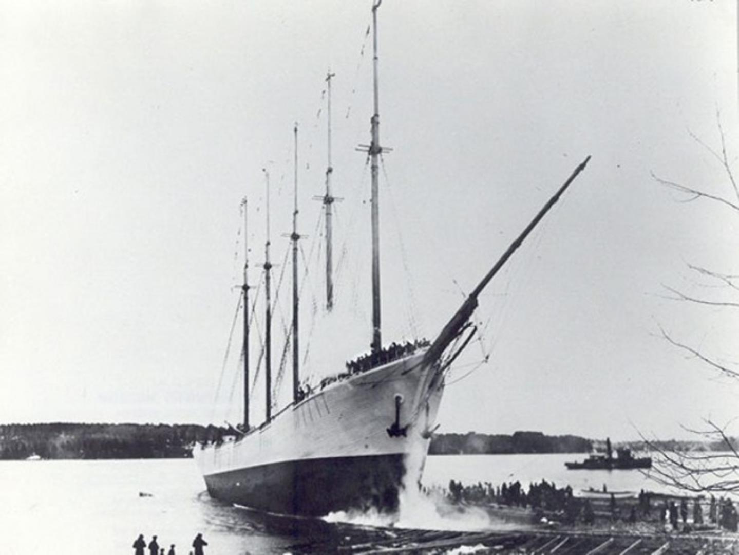 Carroll A. Deering komercijalni je brod koji je 1921. pronađen bez posade, pun hrane i sa svom opremom. Godine 1922. završena je istraga, ali nikada se nije doznalo što se dogodilo s posadom i odakle je brod. Zato ga nazivaju "brod duhova".