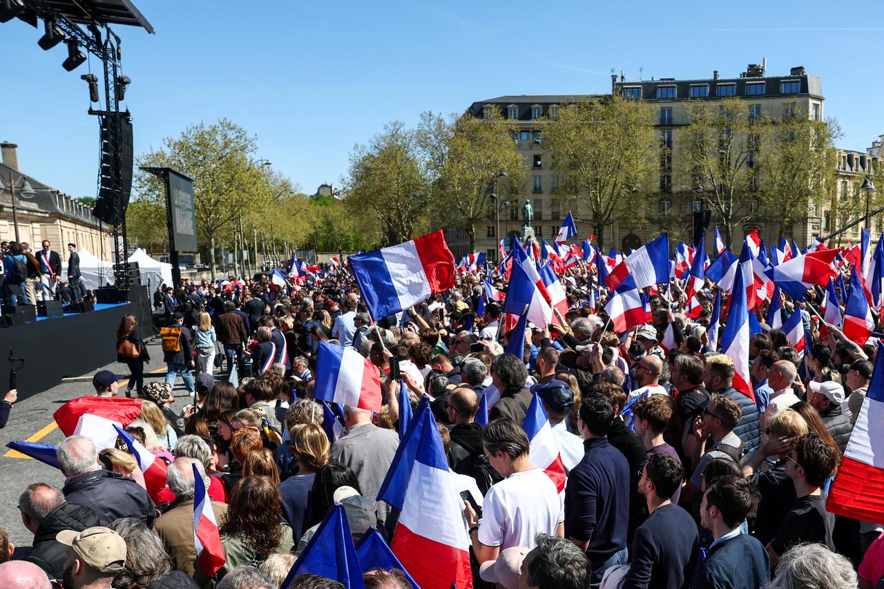 Tisuće ljudi okupile se u Parizu u znak potpore Marine Le Pen. Održan i  protuskup - Večernji.hr