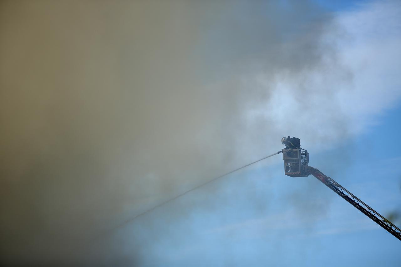 Zagreb: Vatrogasci u C.I.O.S.-u rahle požarište i zalijevaju opožareni materijal