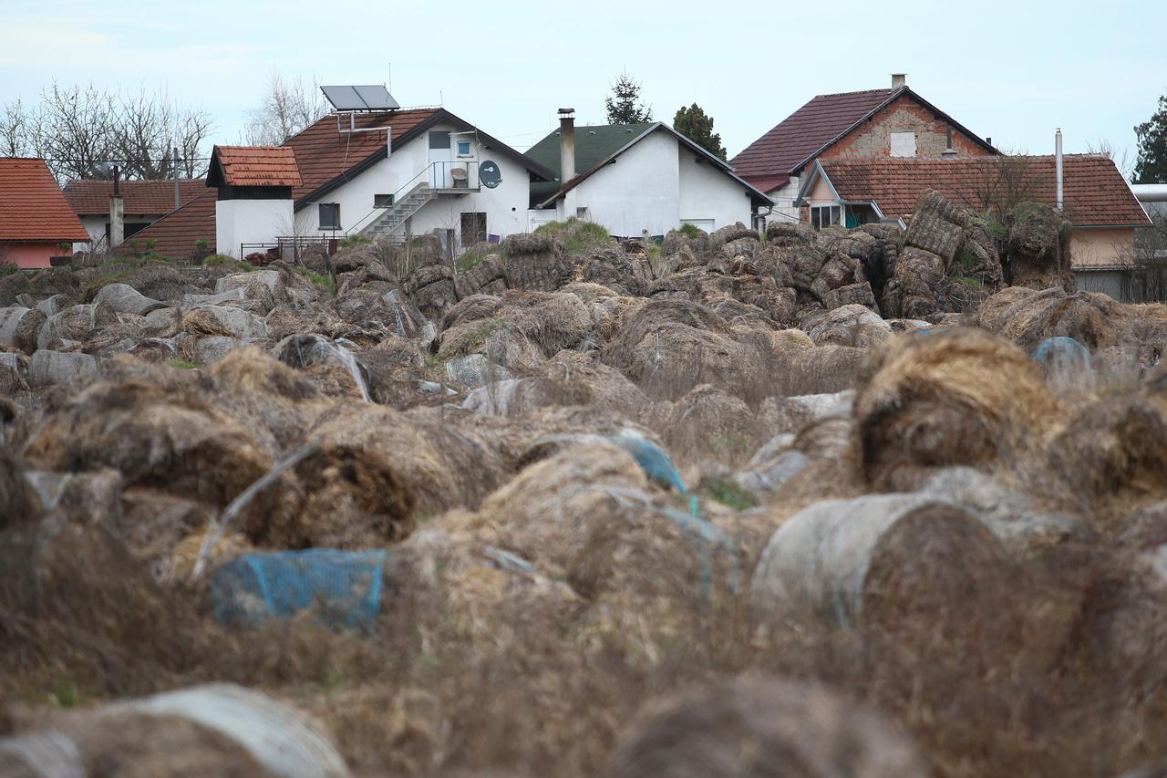 Bale sijena i papira u propaloj tvornici Pan