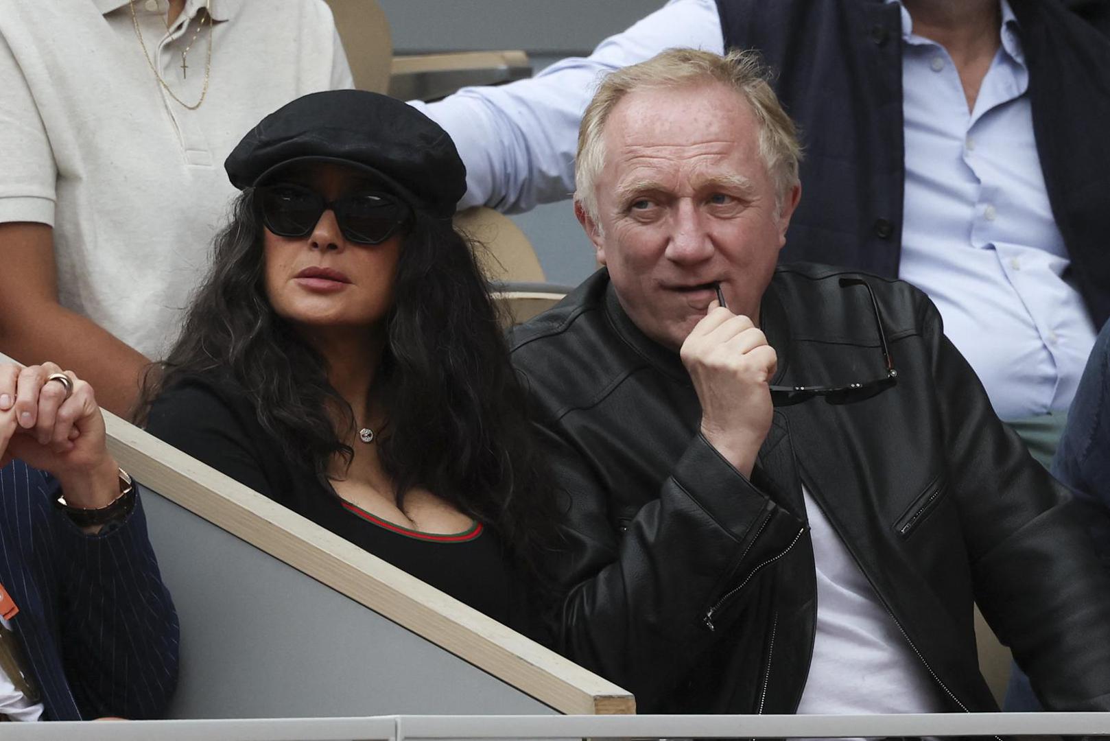 Glumica Salma Hayek ponovno je privukla sve poglede tijekom posjeta Roland Garrosu u Parizu, gdje se pojavila u društvu supruga Françoisa-Henrija Pinaulta. 