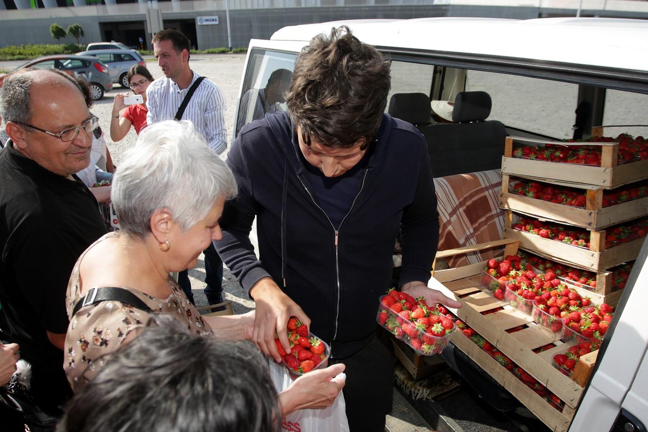 Domaći proizvođači jagoda u znak prosvjeda dijelili jagode građanima