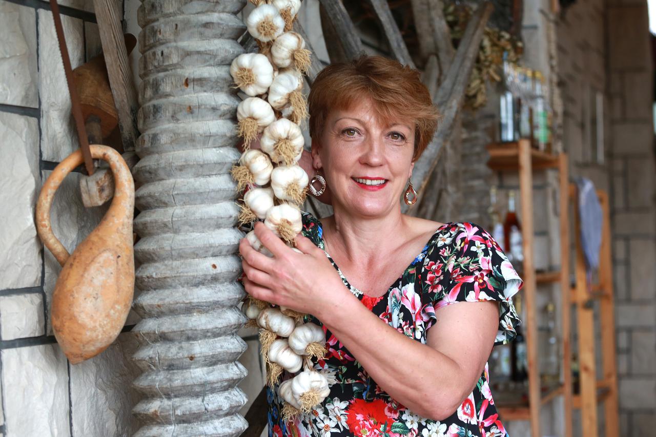 18.09.2016., Dol, otok Hvar - Katija Stancic, kadidatkinja za najuzorniju zenu na selu.  Photo: Miranda Cikotic/PIXSELL