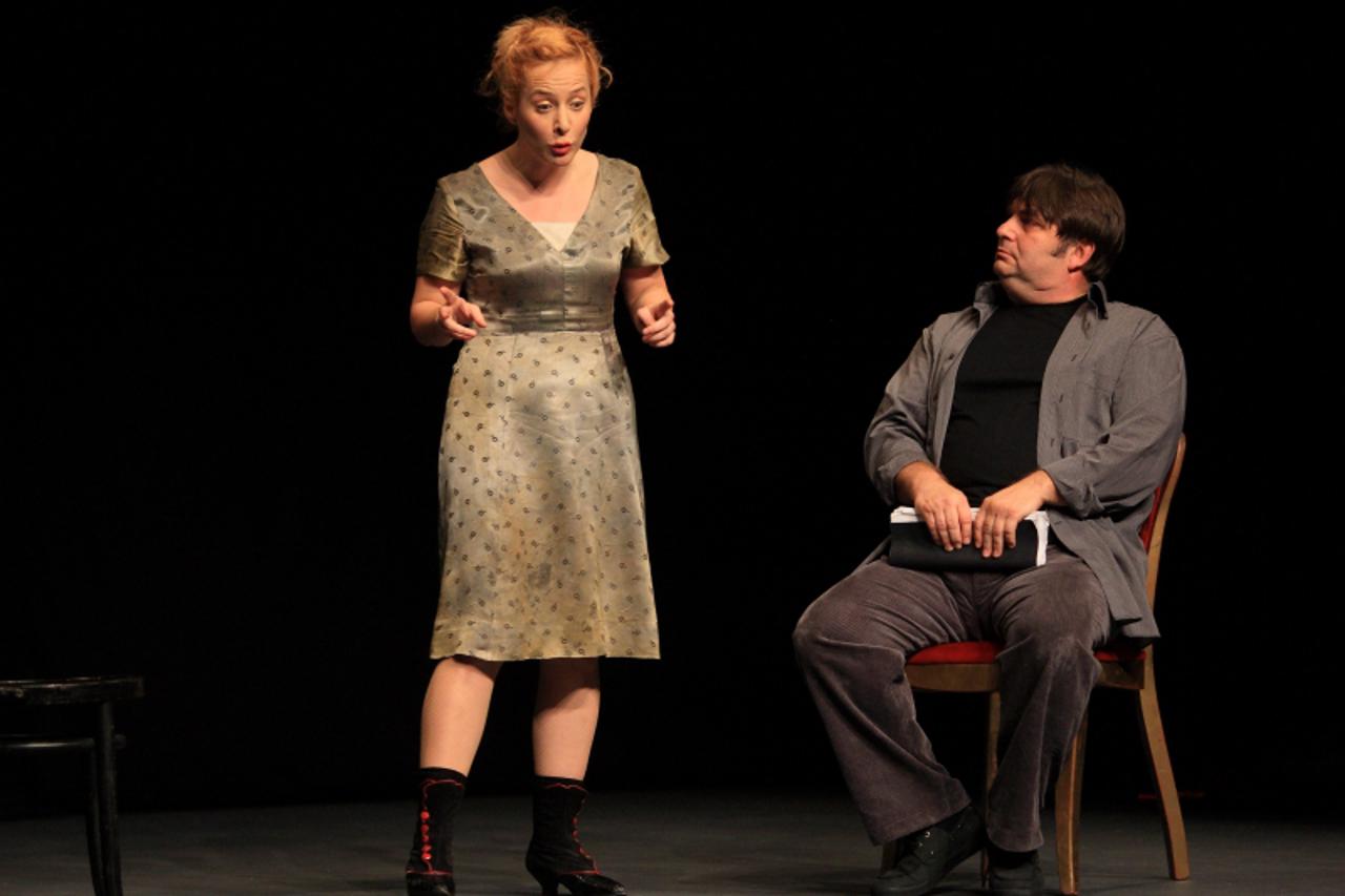 '14.10.2010., Zagreb -  Premjera kazalisne predstave  Iza kulisa , nastale po tekstu gretica,stranica 89 u kazalistu Vidra. Linda Begonja i Drasko Zidar Photo: Zeljko Lukunic/PIXSELL'