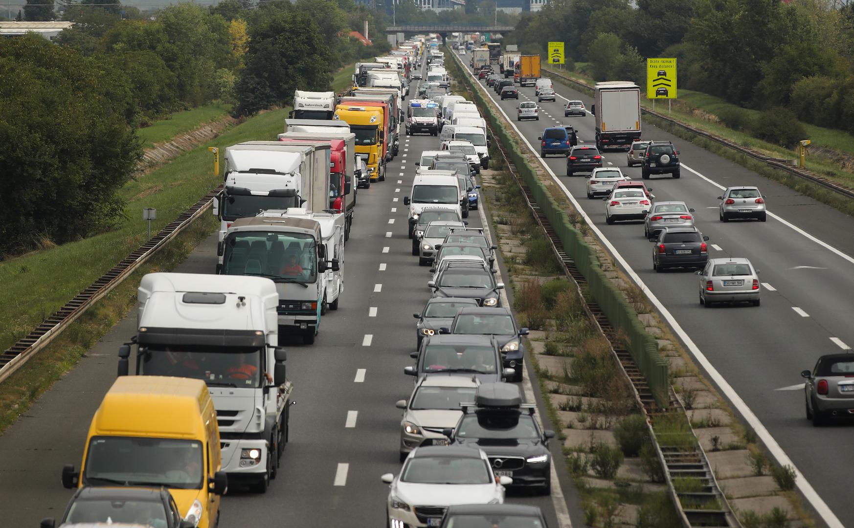 Jednog vozača iz vozila su morali izvlačiti vatrogasci. 