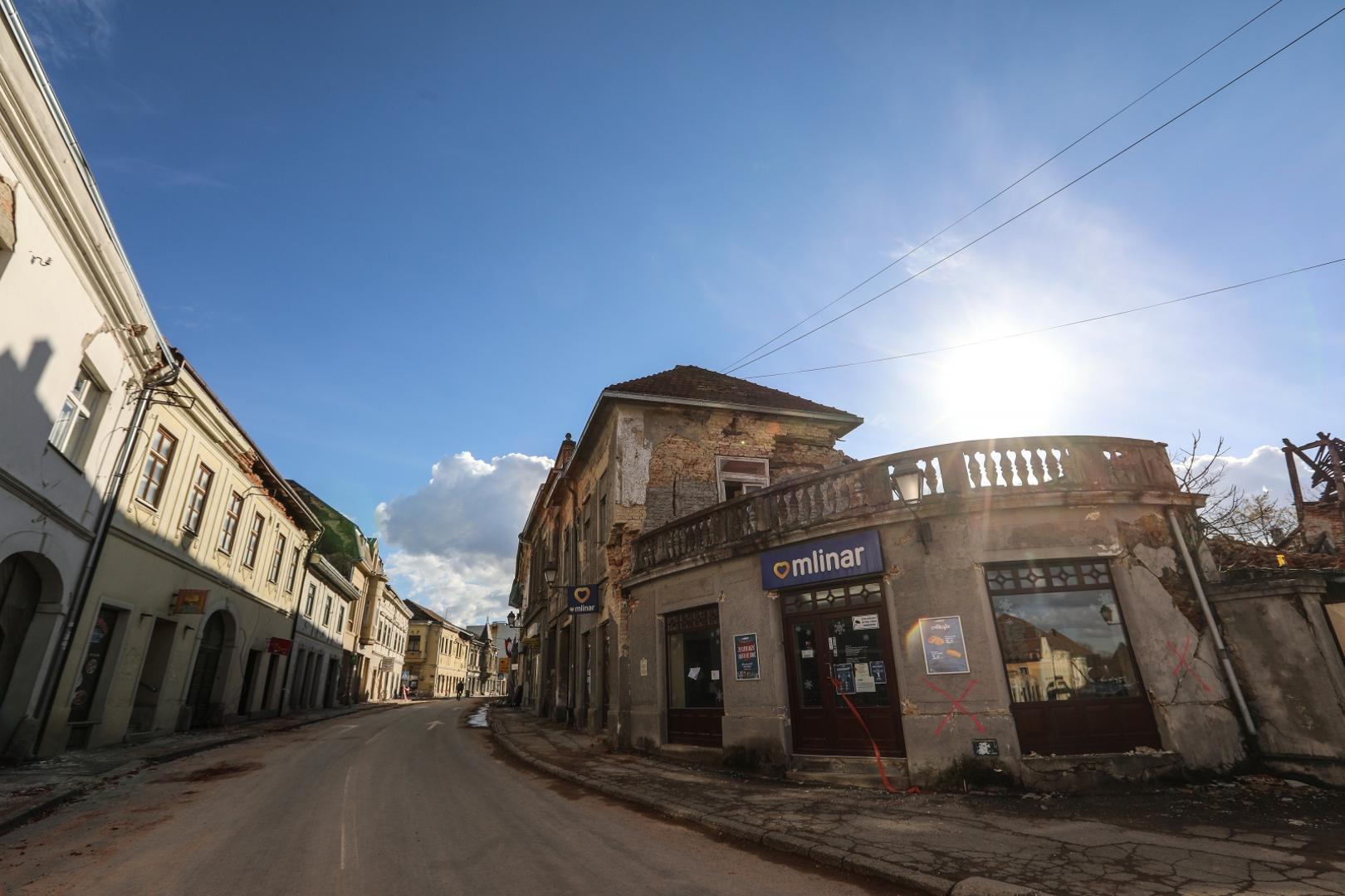 02.02.2021., Petrinja - Nakon tmurna i hladna vremena razrusenu Petrinju zagrijalo proljetno sunce. Prazan grad s pokojim prolaznikom djeluje sablasno.  Photo: Robert Anic/PIXSELL