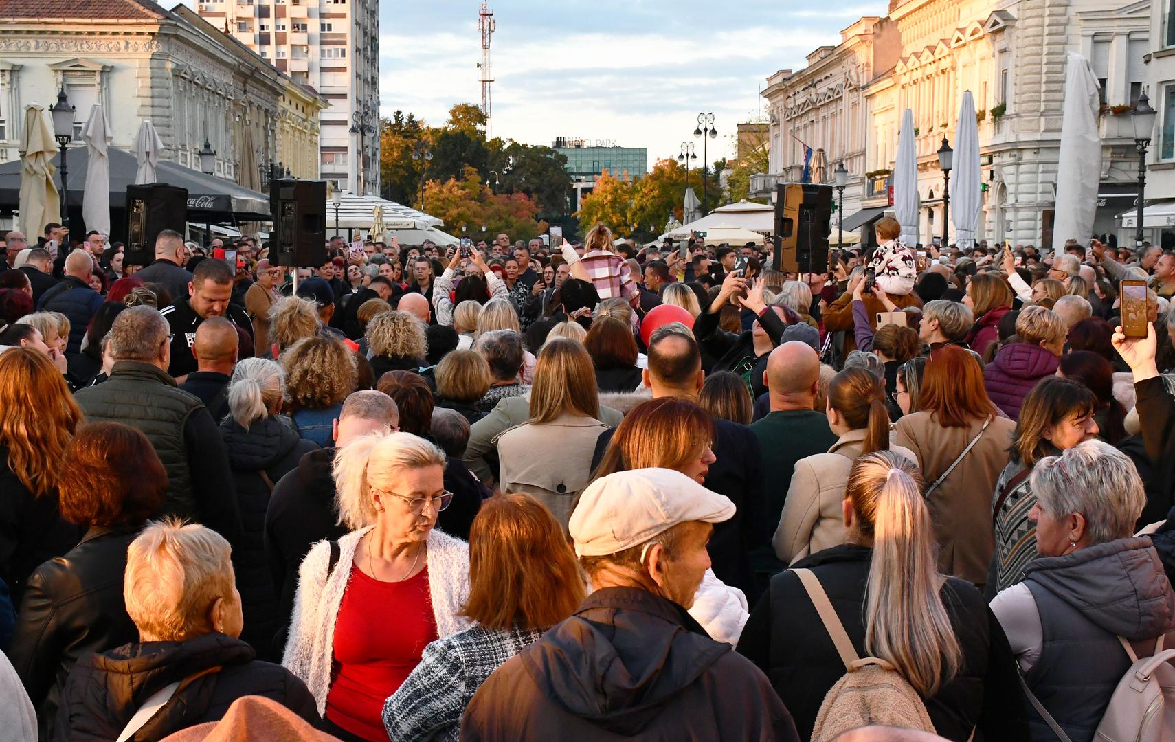 Iza Halida Bešlića ostali su supruga Sejda, sin Dino i dvoje unučadi.