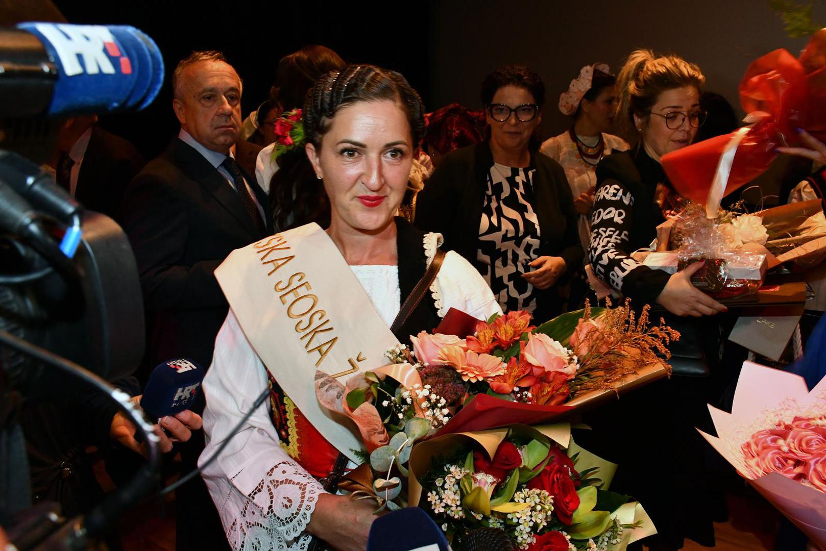 11.10.2025., Nova Gradiska - Aleksandra Zajac, predstavnica Vukovarsko-srijemske zupanije, proglasena je najuzornijom hrvatskom seoskom zenom u 2025. godini. Titulu druge pratilje ponijela je Katica Katusa, a titulu prve pratilj Danijela Jakopovic. Photo: Ivica Galovic/PIXSELL