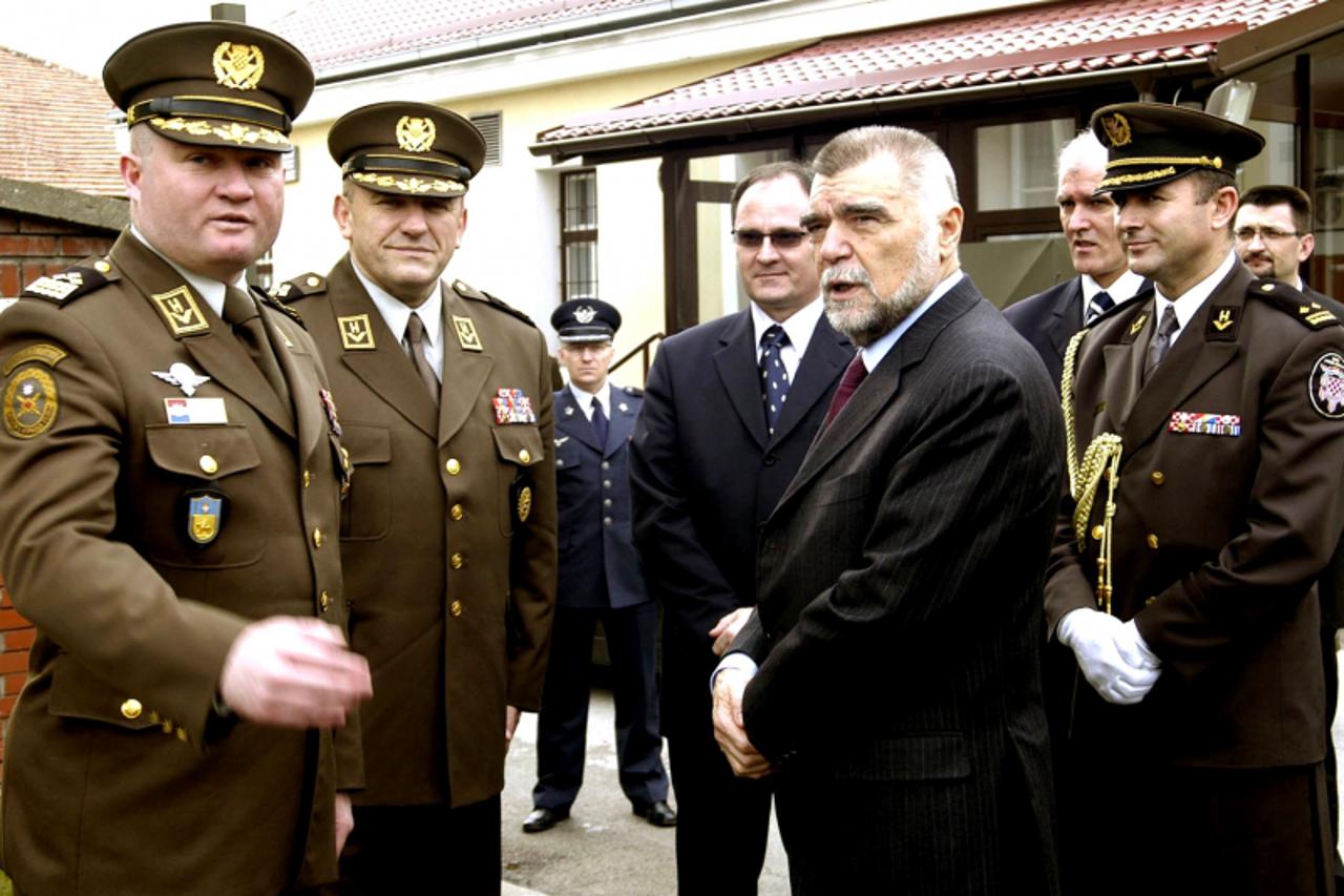 'za plus karlovac 30.03.2007. gen.pukovnik mladen kruljac(prvi slijeva) ,lucic na doceku predsjednika mesica u karlovcu... snimio danko fajt'