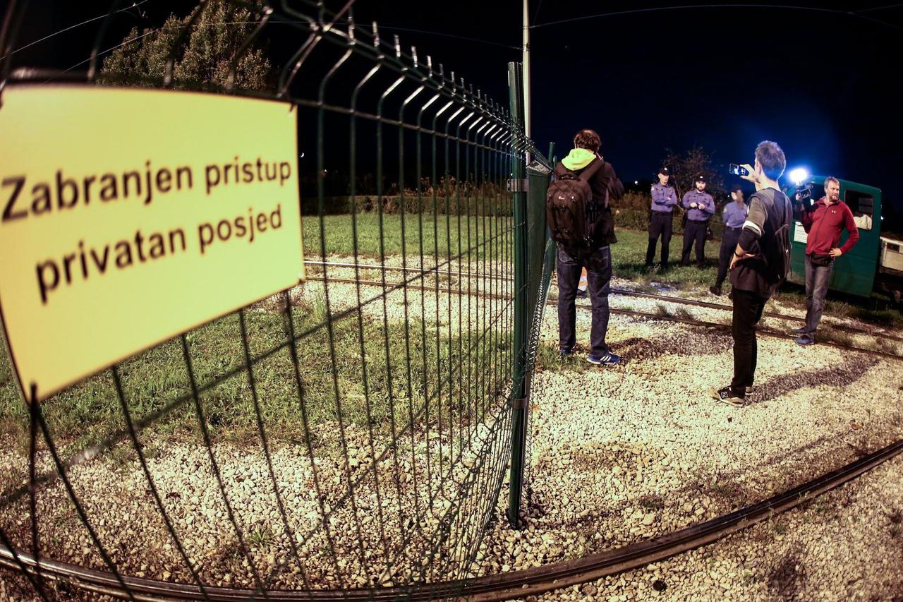 Obitelj Maršanić postavila ogradu preko tramvajske pruge na okretištu u Prečkom