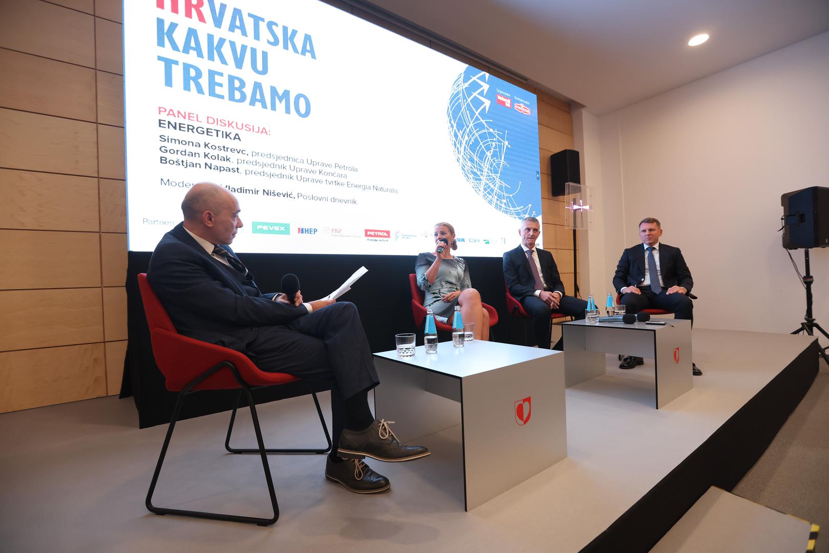 03.10.2023., Koprivnica - U sjedistu Podravke u Ulici Ante Starcevica odrzana je konferencija "Hrvatska kakvu trebamo" u organizaciji Vecernjeg lista. Ovogodisnja konferencija pod nazivom "Izazovna vremena i zenska snaga" posvecena je zenskom leadershipu te odgovara na pitanja mogu li zene na liderskim pozicijama bolje odgovoriti na krizu i izazove te u jesu li krizna vremena prilika za probijanje magicnog staklenog stropa za zene u biznisu. Prvi panel. Vladimir Nisevic, predsjednica Uprave Petrola Simona Kostrevc, predsjednik Uprave Koncara Gordan Kolak i predsjednik Uprave tvrtke Energia Naturalis Bostjan Napast Photo: Boris Scitar/PIXSELL