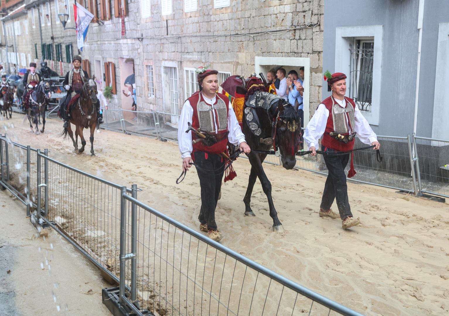 Jaka kiša sručila se na Sinj neposredno pred početak 310. Sinjske alke, pa je njeno održavanje prekinuto, a alkarski vojvoda donijet će odluku o tome kada će se Alka održati.