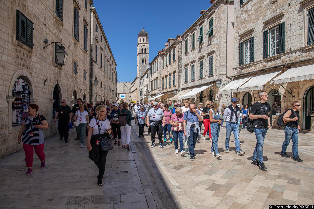 Stari grad Dubrovnika poprima ljetnu atmosferu punu turista