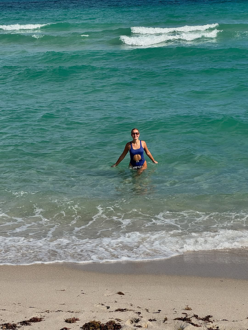 Upravo odatle podijelila je niz fotografija koje su zapalile društvene mreže, a u prvom planu je njezina zavidna figura u elegantnom kupaćem kostimu.