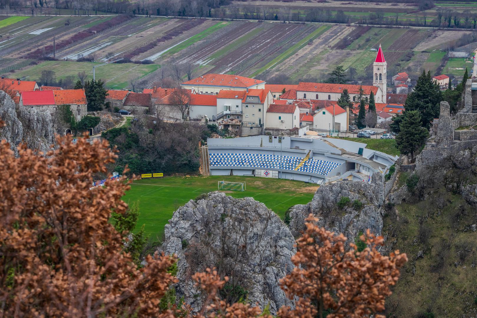 Iznimno je zanimljivo istaknuti da se i prelijepi hrvatski Gospin dolac u Imotskom redovito i potpuno zasluženo svrstava na razne globalne liste najfascinantnijih sportskih objekata, prvenstveno zato jer je toliko predivno i nestvarno usječen u čvrste kamene stijene tik uz čarobno kultno Modro jezero.