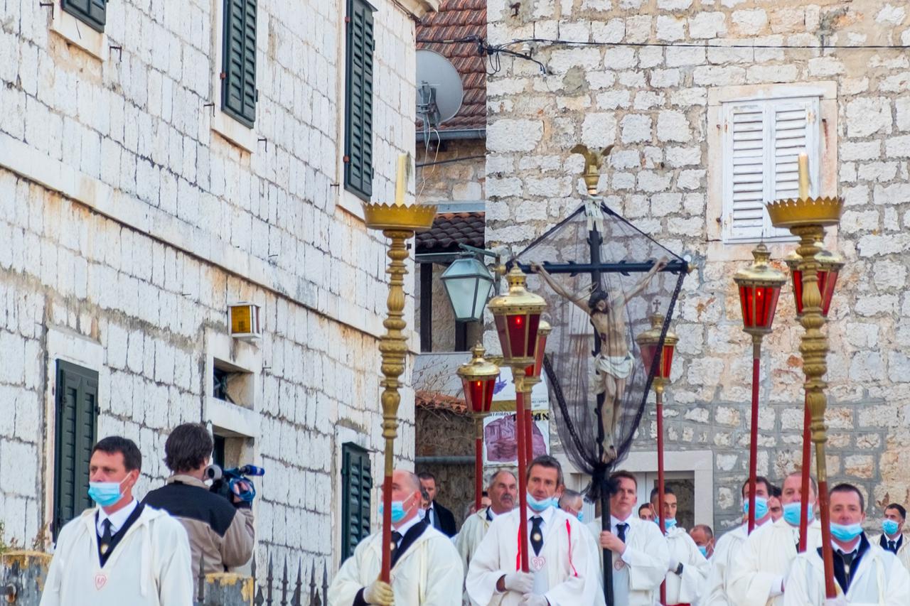 Na Hvaru održana procesija Za Križen