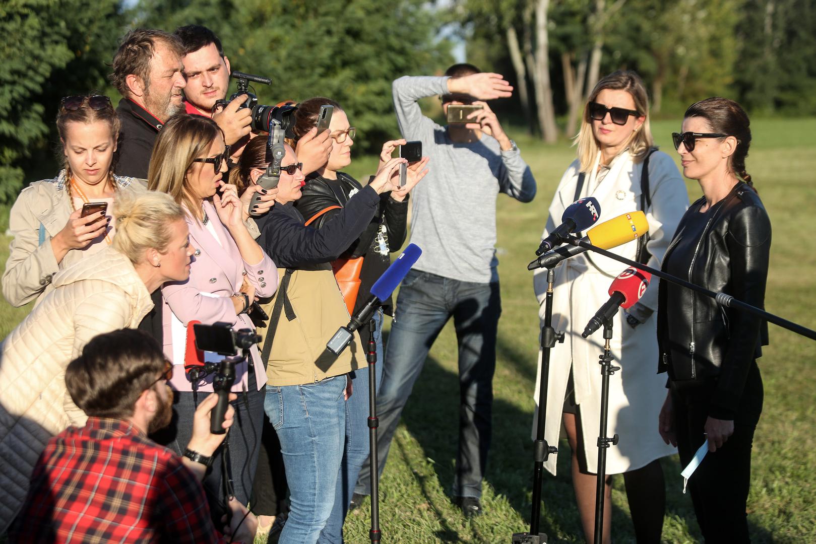 Uz Pleslić je optuženo još 11 osoba, dok je ranije krivnju priznalo i s USKOK-om se nagodilo 14 optuženika. Na priznanje krivnje danas se odlučila i Jelena Drlje, pa je postupak protiv nje razdvojen kako bi joj se izrekla presuda na temelju sporazuma, piše Večernji list. (Na fotografiji - nakon četiri mjeseca izašla iz Remetinca)