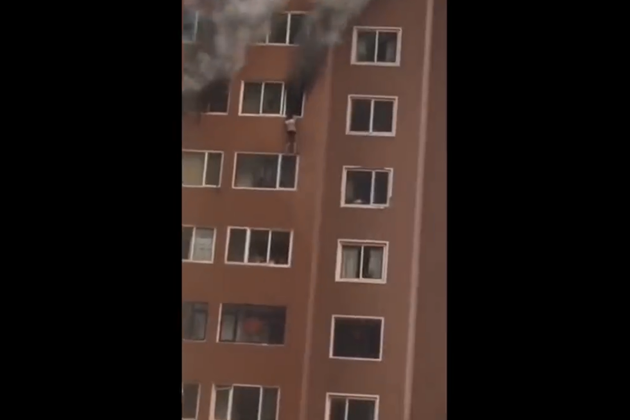 Kineskinja visi sa zgrade