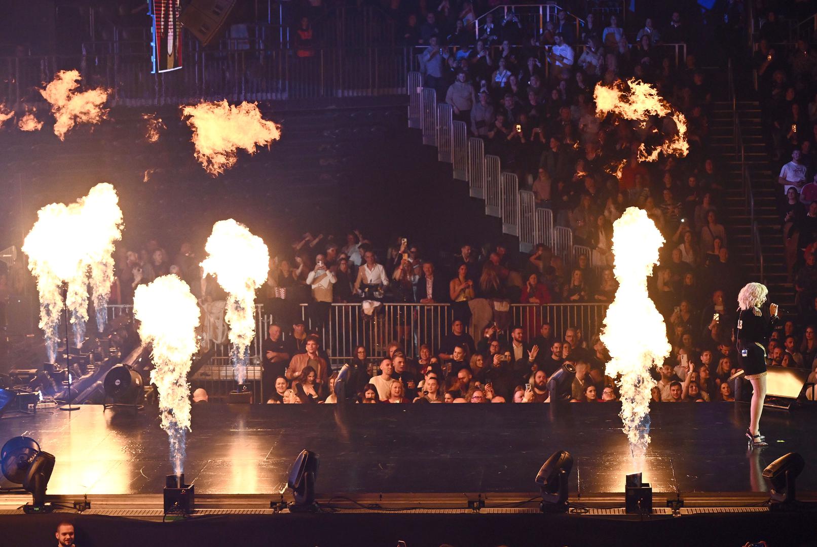 Milica je izašla na binu, srdačno se izgrlila s Brenom, a zatim odmah krenula u izvođenje svojih najvećih hitova, poput "Ti moje zlato", "Tri čaše" i "Ista ja".