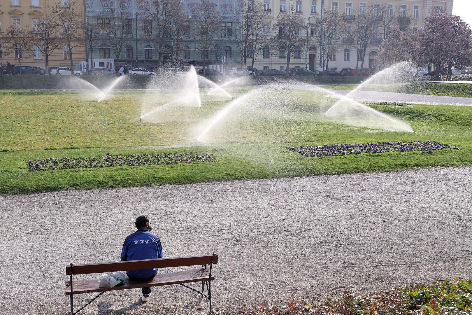 Radnici Zrinjevca, kako izvještava, izvšrili su su zamjenu trave na Tomislavovom i Strossmayerovu trgu koja je bila oštećena tijekom održavanja Adventa. Sad, kad je došlo toplo vrijeme, intenzivnim zalijevanjem trude se da travnjaci proljeće dočekaju u punoj formi. 