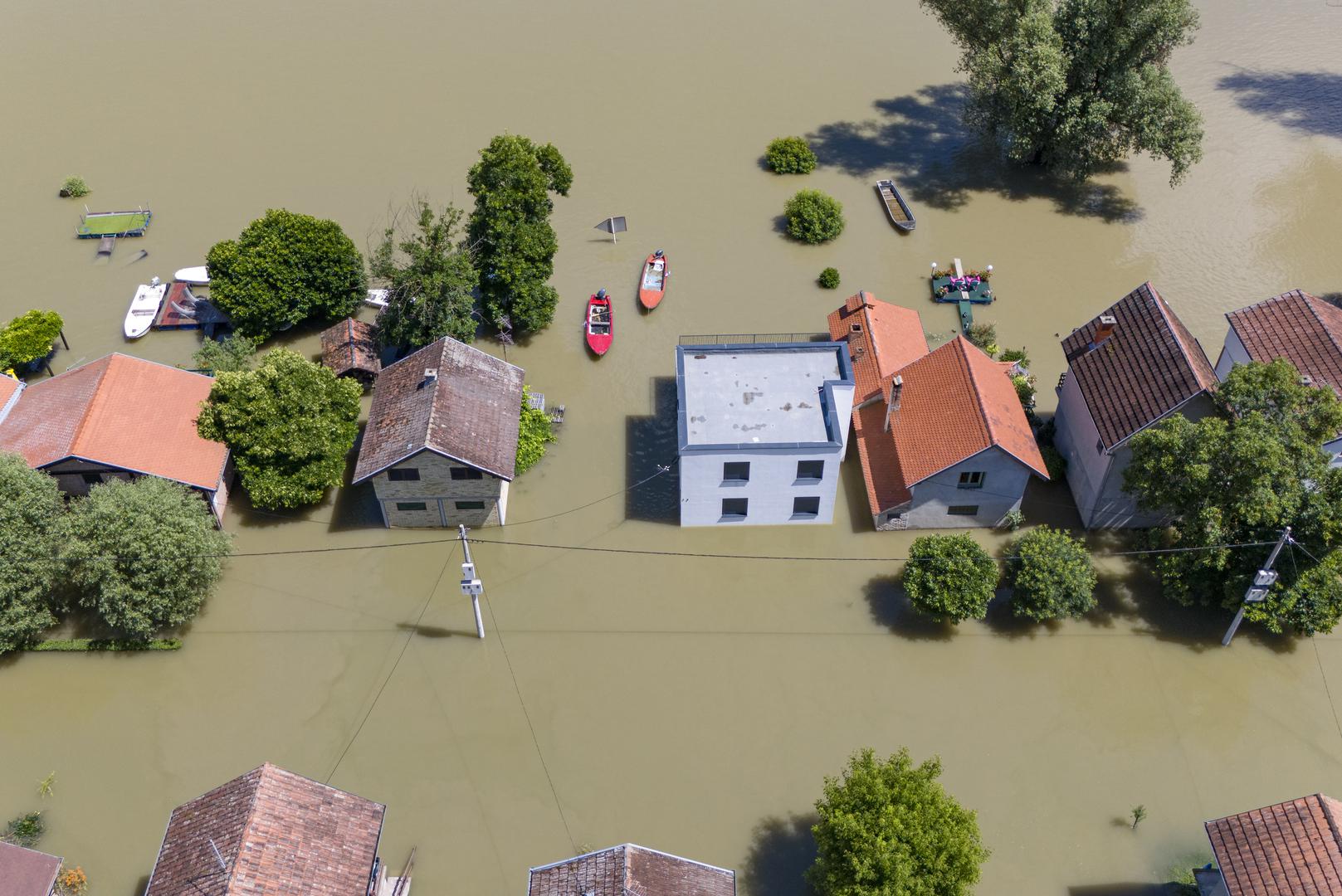 Grad Batina, smješten u Baranji, suočava se s teškom situacijom, posebno u vikend-naselju Zeleni otok, gdje se lokalno stanovništvo priprema za obranu od poplave.